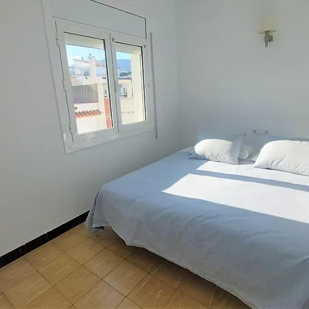 Comodo En Llanca, Cerca De Playas Y Tiendas, Wifi Incluido - Es-170-94 Apartment *